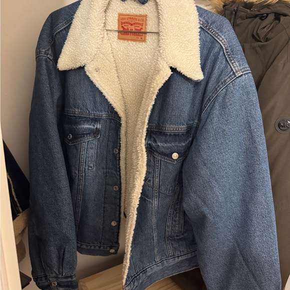Levi's Women's 90s Sherpa Trucker Jacket - Picture 2 of 3